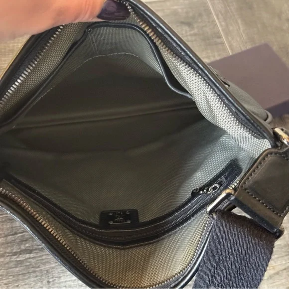 🔥MCM MENS MESSENGER BAG🔥GUARANTEED AUTHENTIC 🔥 - Picture 6 of 10